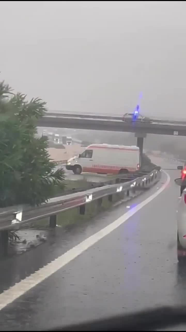 🚨 TRÁFICO CORTADO EN LA AP 7 A LA ALTURA DE VINARÒS 🌧️Las intensas lluvias asociadas a la DANA