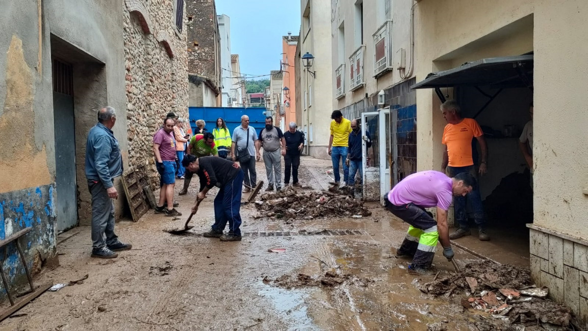 EuropaPress 7024485 afectaciones calles municipio donde vecinos limpian retiran restos lodo
