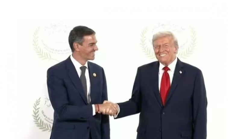 Trump y Sánchez: 10 segundos de fama compartida en la firma de paz de Gaza