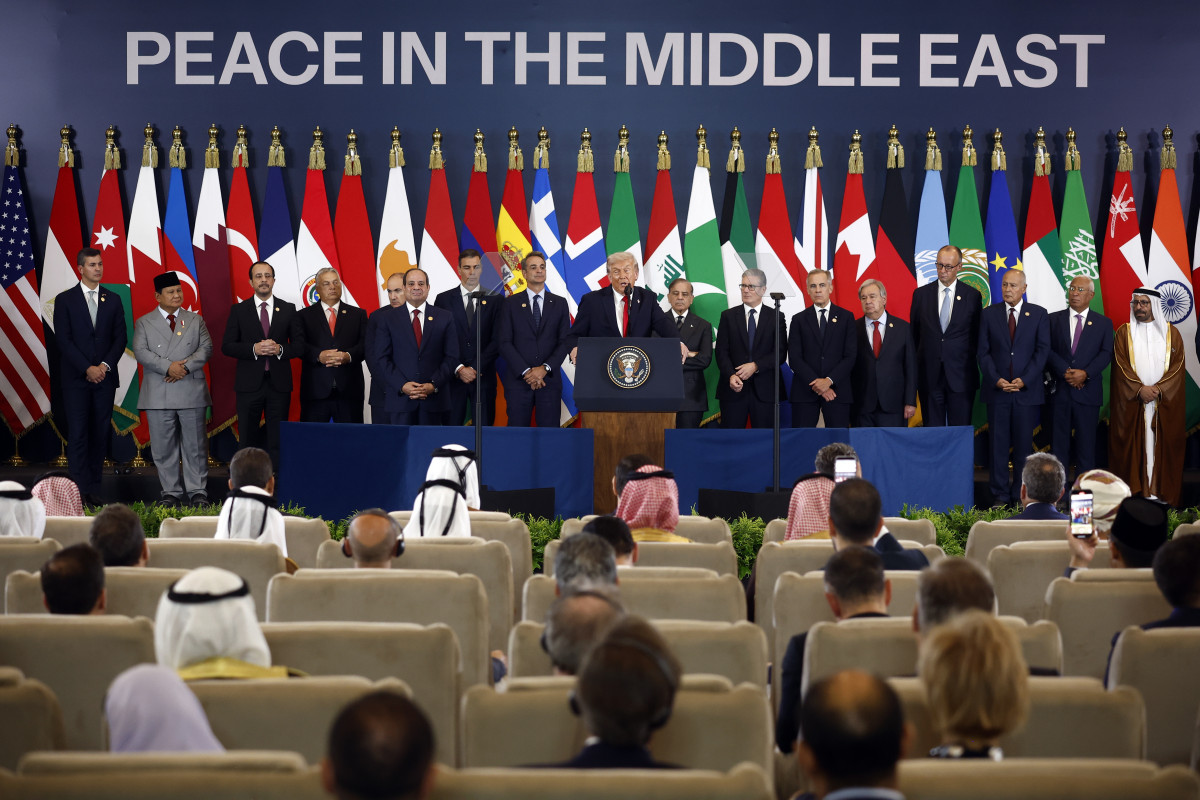 SHARM EL SHEIKH (Egypt), 13/10/2025.- US President Donald Trump delivers a speech at the Gaza Peace Summit in Sharm El-Sheikh, Egypt, 13 October 2025. US President Donald Trump alongside Egypt's Presi