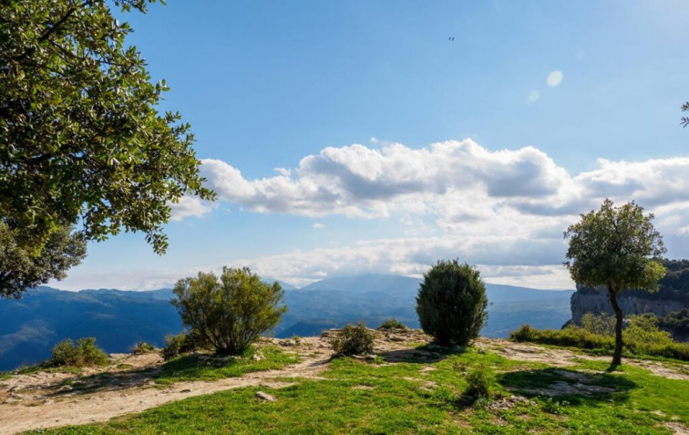Una ciudad al borde del abismo: la cascada que aparece y desaparece en el corazón de Catalunya