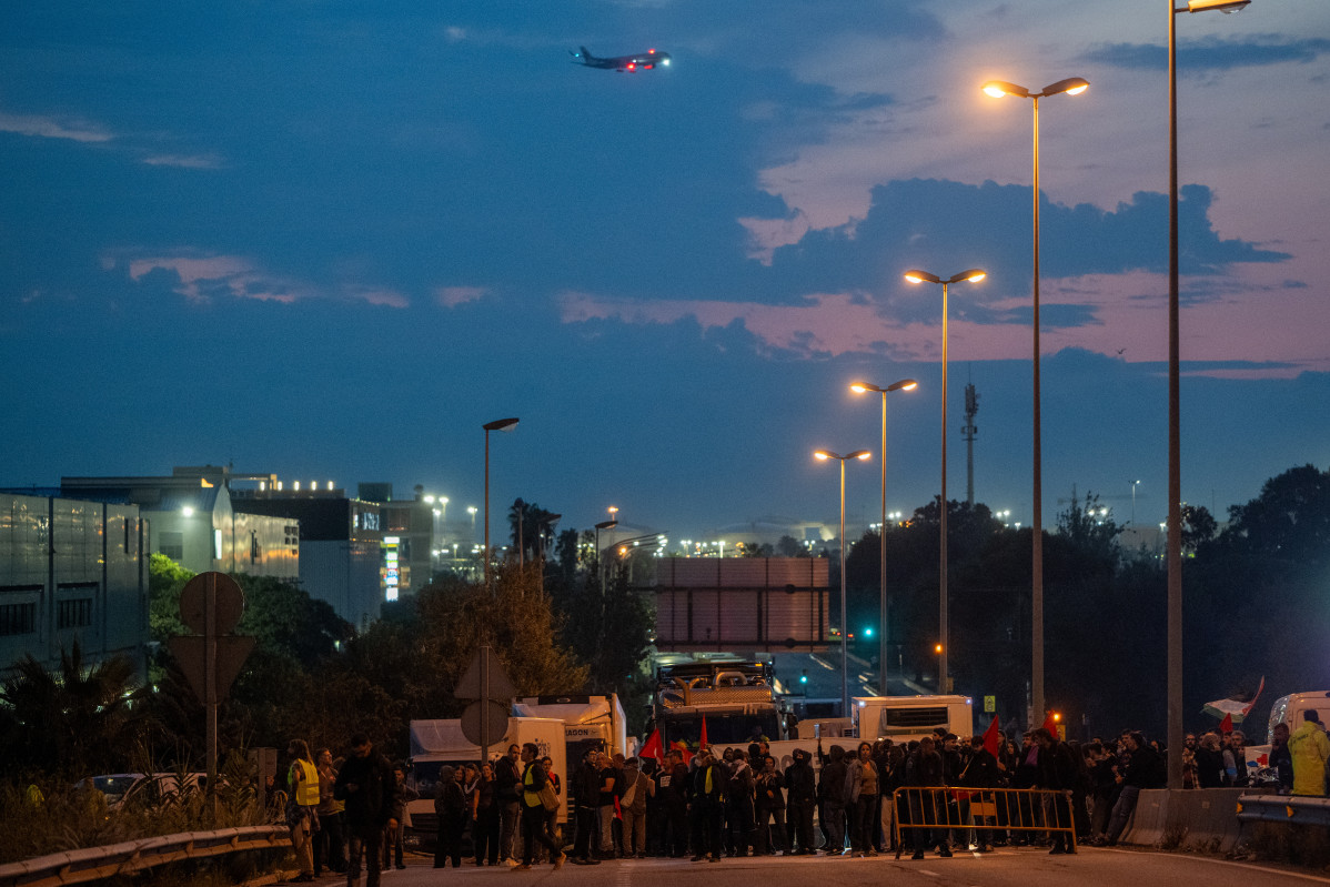 EuropaPress 7027679 grupo manifestantes corta circulacion ronda litoral bloqueo acceso parc