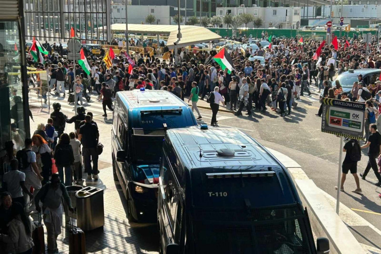 Los Mossos dispersan a manifestantes pro Palestina que querían acceder a la estación de Sants de Barcelona.   EUROPA PRESS