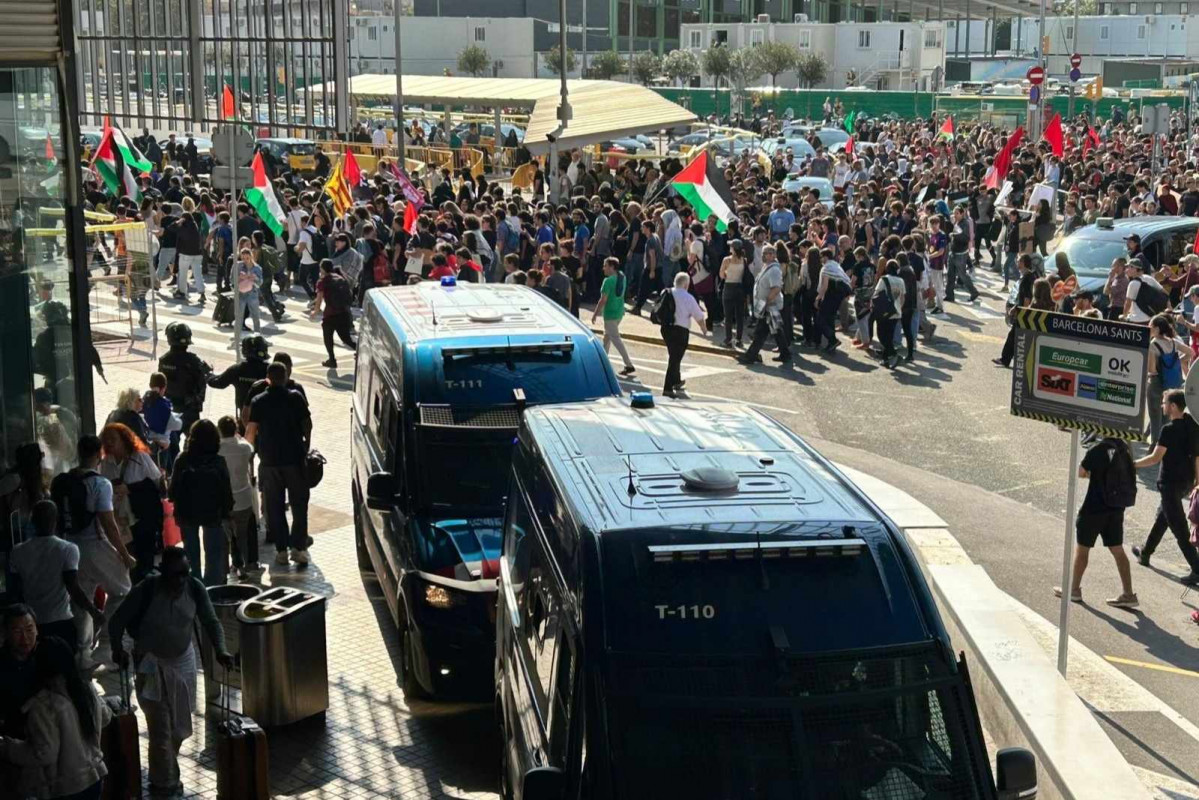 Los Mossos dispersan a manifestantes pro Palestina que querían acceder a la estación de Sants de Barcelona.   EUROPA PRESS