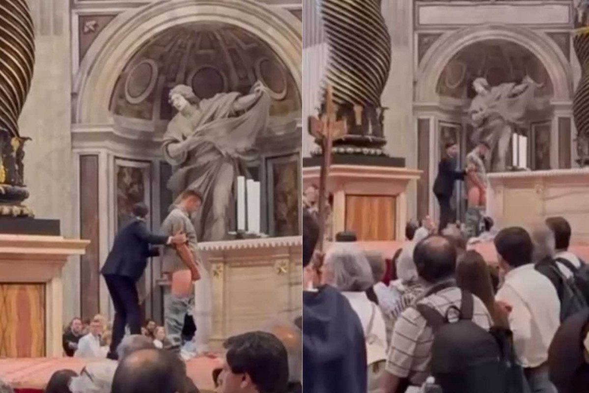 Un hombre orina sobre el altar de San Pedro en el Vaticano