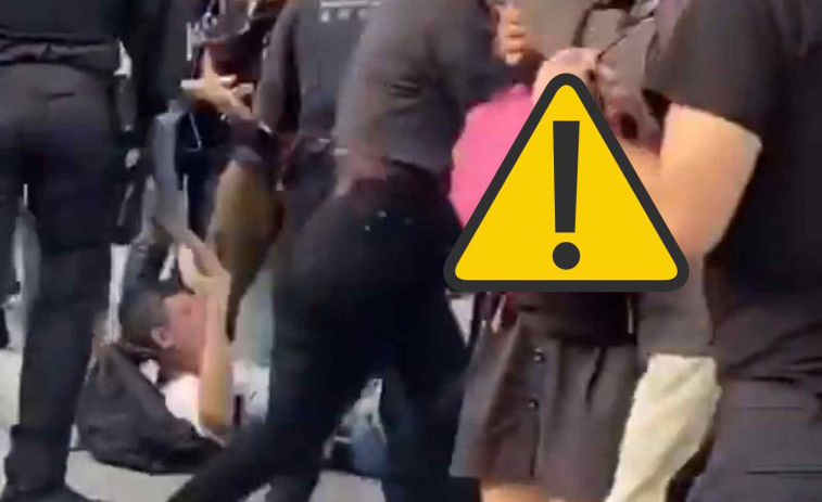 VÍDEO | Los Mossos arrastran por el suelo a un diputado de la CUP durante las protestas de Palestina en Barcelona