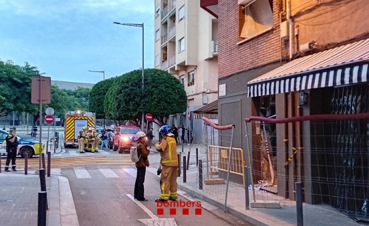 Bomberos y técnicos inspeccionan edificio dañado por fuga de gas en L'Hospitalet de Llobregat