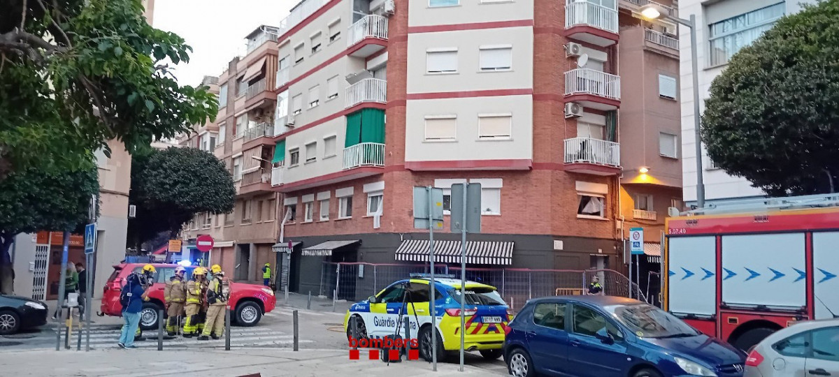 Los Bombers inspeccionan el bloque afectado por la fuga de gas en L'Hospitalet (Barcelona)