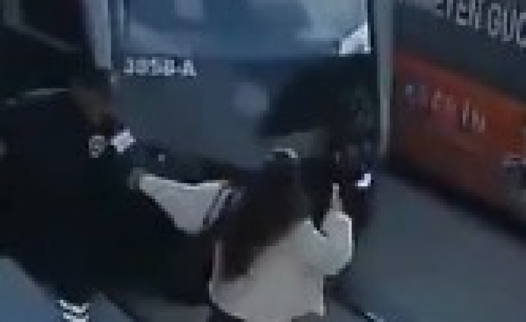 VIDEO | Guardia de seguridad salva a mujer de ser atropellada por un tranvía