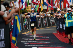 Maria Gijón hace historia: la abrerenca se convierte en la primera catalana en completar el IRONMAN de Kona