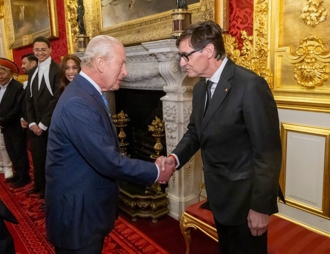 EuropaPress 7031490 rey carlos iii presidente generalitat salvador illa saludan londres marco