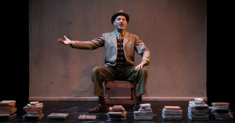 Enrico Ianniello es Isidoro Sifflotin en el teatro Akedèmia