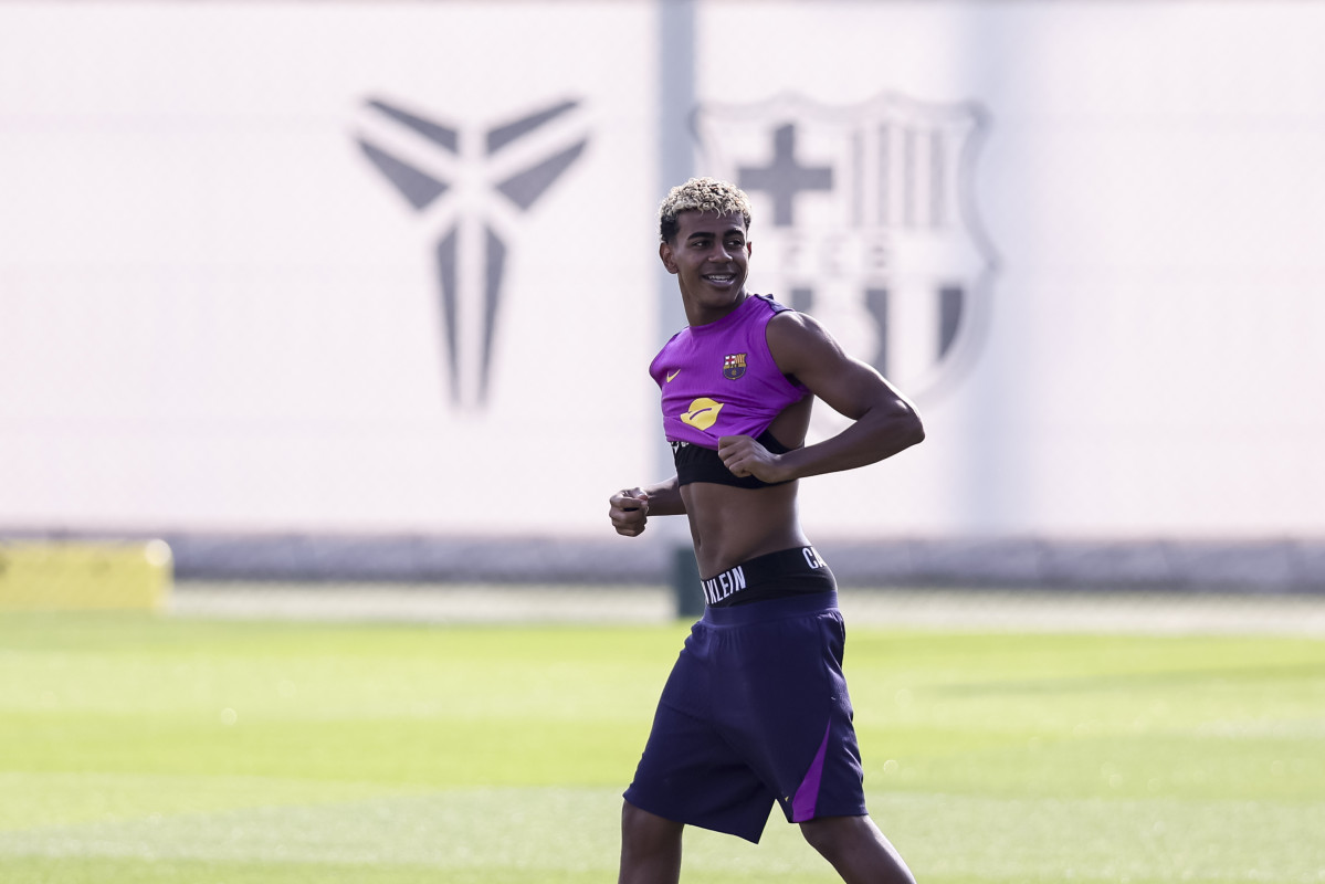 EuropaPress 7033091 lamine yamal during the training day of fc barcelona ahead the spanish