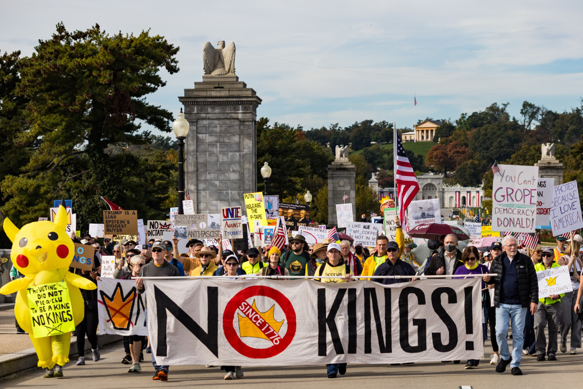 EuropaPress 7036458 18 october 2025 us washington demonstrators march across the arlington