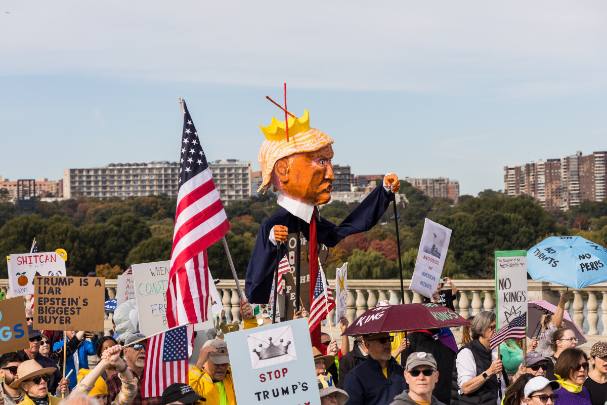 EuropaPress 7036459 18 october 2025 us washington demonstrators march across the arlington