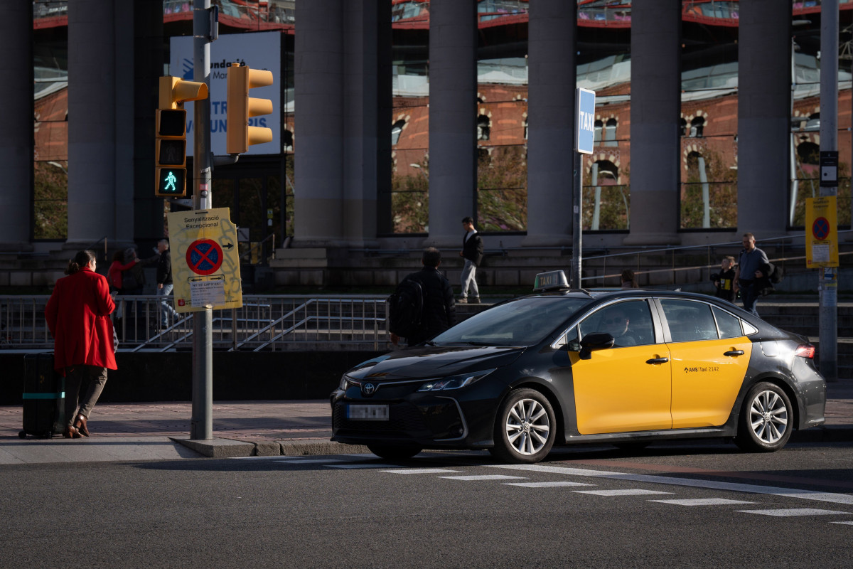 Archivo - Un taxi, a 13 de diciembre de 2024, en Barcelona, Catalunya (España).