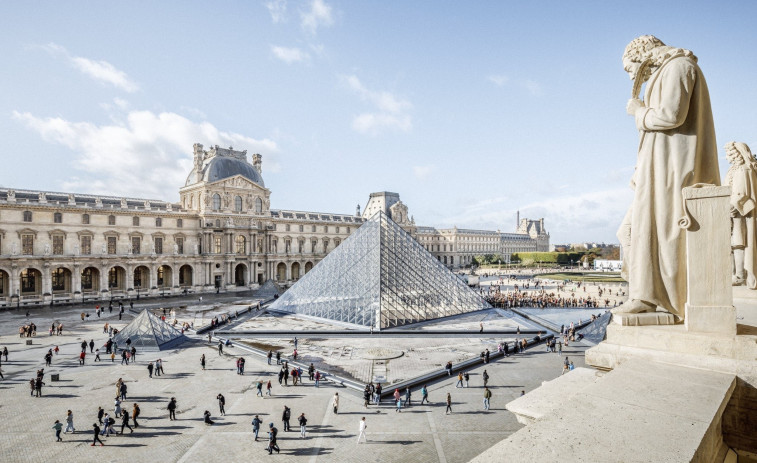 Museo abierto, ladrones desaparecidos: el Louvre reanuda visitas tras el robo millonario