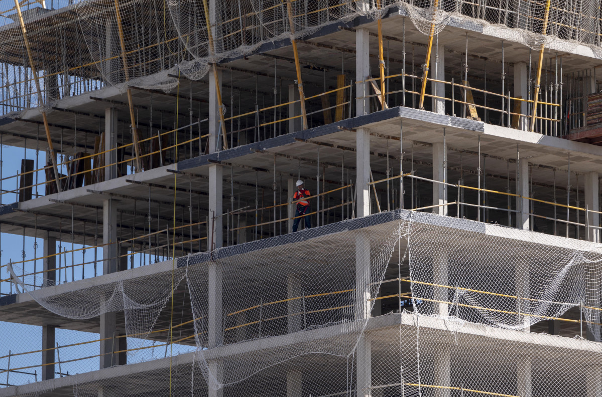 EuropaPress 4037824 obrero trabaja construccion edificio ubicado capital 27 octubre 2021 madrid