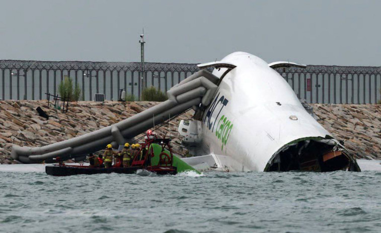 VÍDEO | Un avión se sale de la pista, choca contra la policía y acaba en el mar: al menos dos muertos