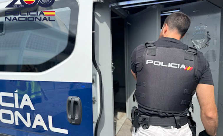 Detenido por arrojar a su mujer de un coche en marcha delante de los hijos en Sevilla