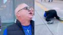 VÍDEO | Un simpatizante de Trump se come el suelo tras lanzar un insulto homófobo a manifestantes