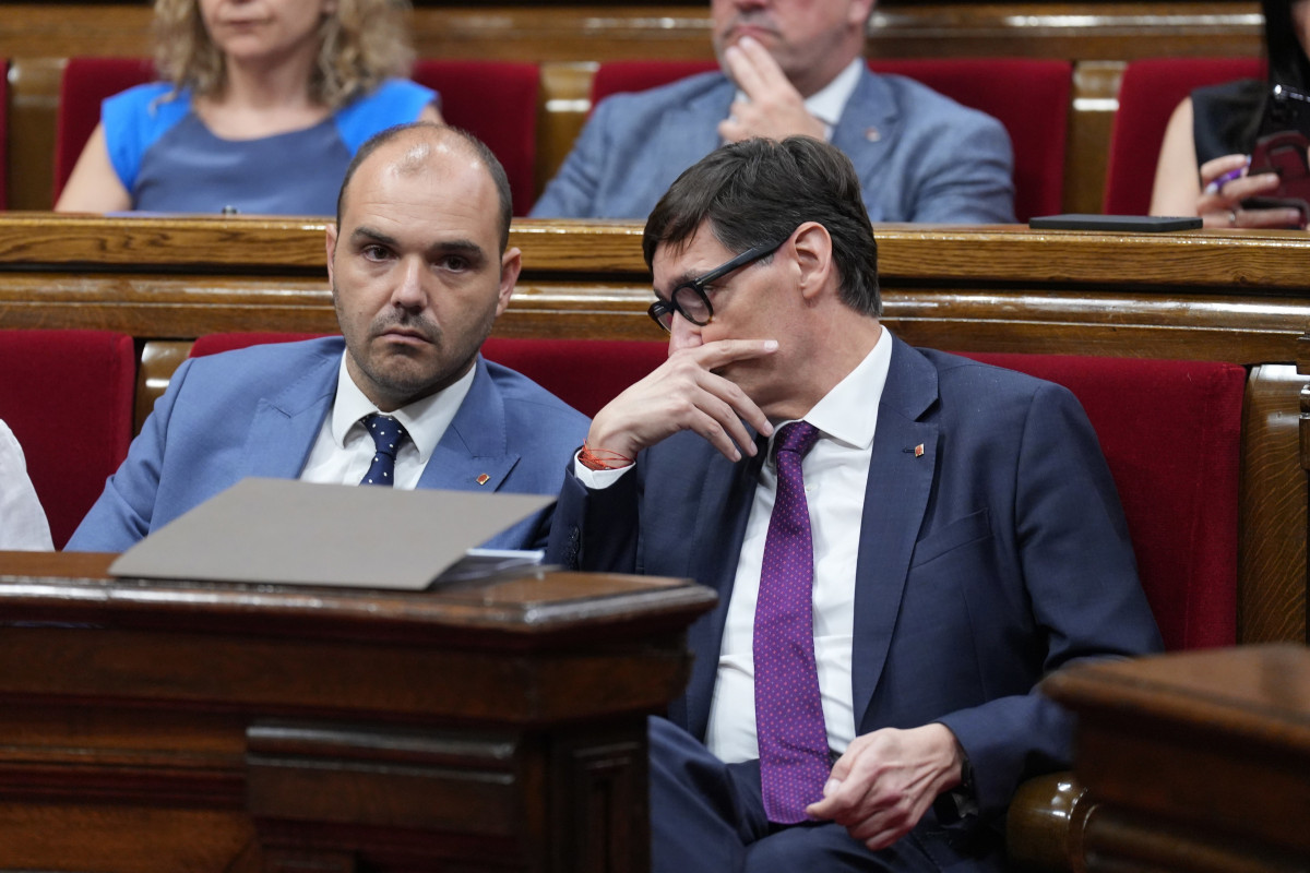 Archivo - El president del Govern, Salvador Illa, y el conseller de la Presidencia, Albert Dalmau, en una imagen de archivo.