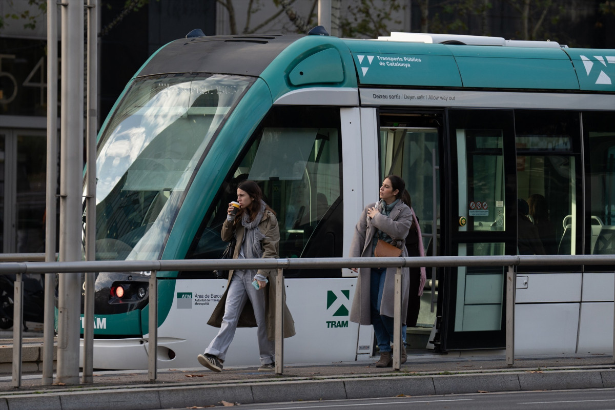 EuropaPress 6406363 varias personas salen tranvia 13 diciembre 2024 barcelona catalunya espana