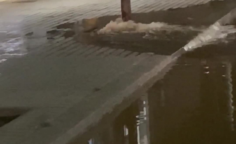 VIDEO | La misteriosa fuga de agua que inundó el carril bici y un edificio en Barcelona