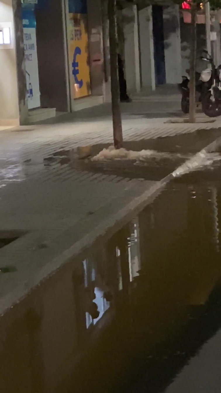 VIDEO | La misteriosa fuga de agua que inundó el carril bici y un edificio en Barcelona
