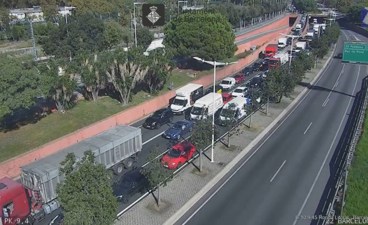 Al menos 6 kilómetros de colas en la Ronda Litoral tras el choque entre dos motos y un camión