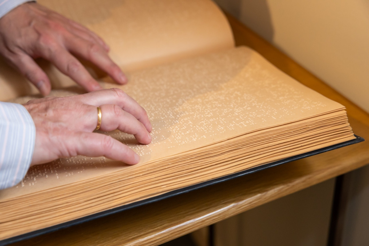 EuropaPress 7049327 libro braille editado 1890 museo tiflologico once celebra 200 anos braille