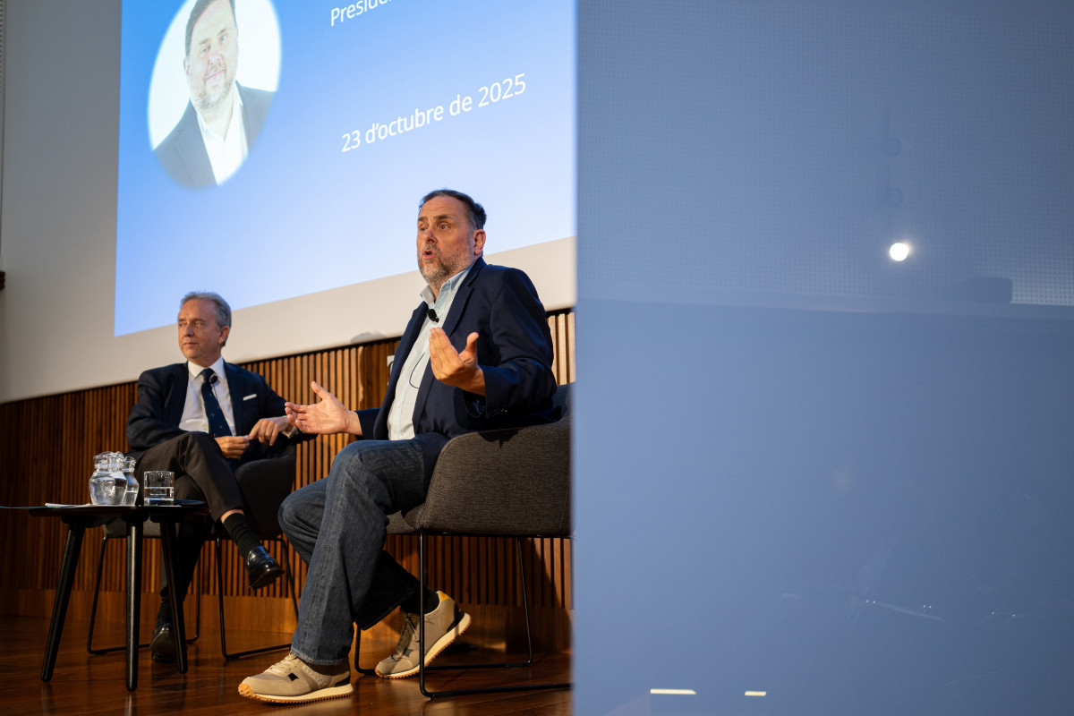 El presidente de ERC, Oriol Junqueras (d), conversa con el decano del Col·legi d'Economistes de Catalunya, Carles Puig de Travy (i), durante el ciclo 'Converses del degà', en el Col·legi d'Economis