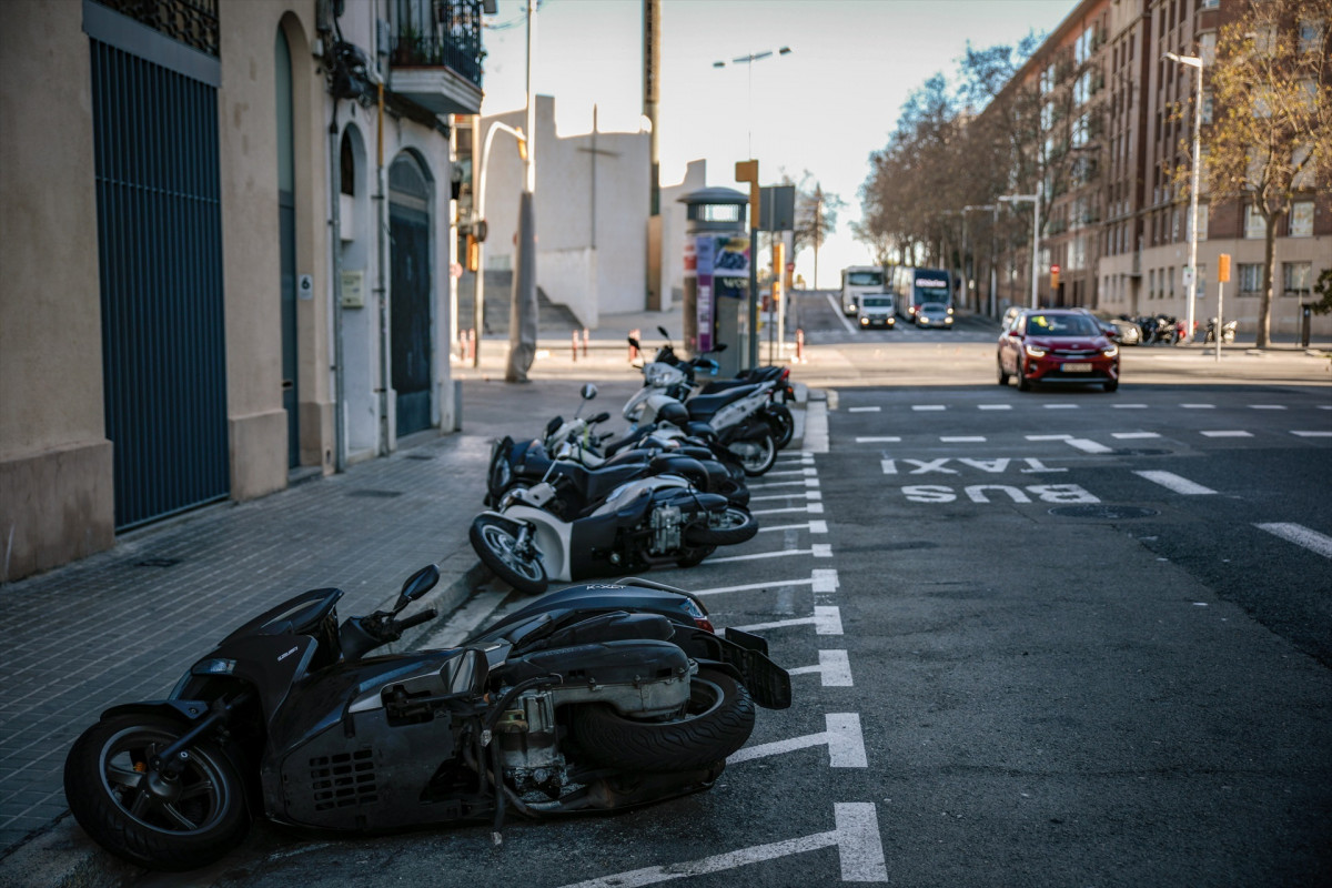 EuropaPress 4929925 varias motos caidas causa viento barrio poble nou 17 enero 2023 barcelona