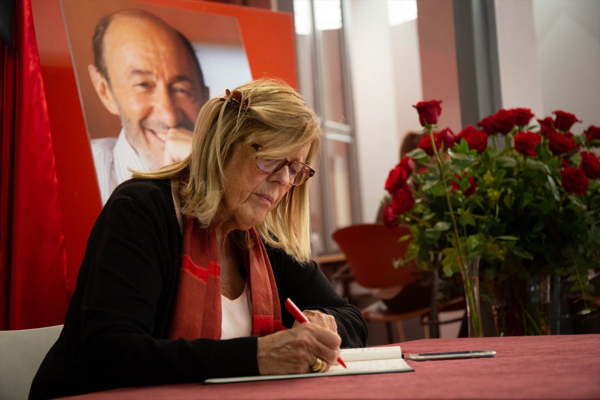 EuropaPress 2126195 diputada anna balletbo junto alcaldable psc jaume collboni firma libro