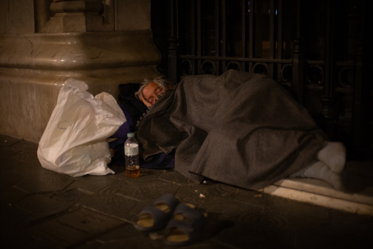EuropaPress 3774404 hombre hogar duerme paseo gracia gran via les corts catalans 10 junio 2021 (1)