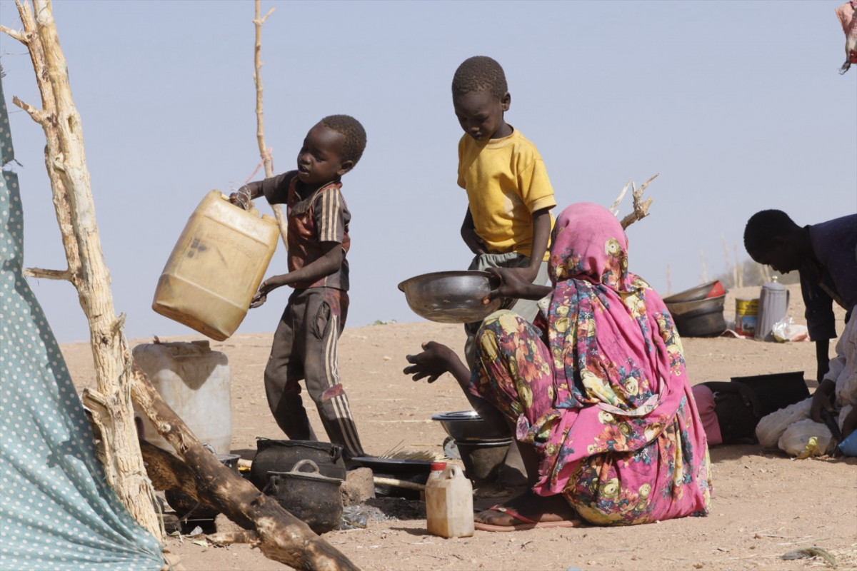 EuropaPress 6901431 fasher sudan july 11 2025    children help to prepare food at displacement