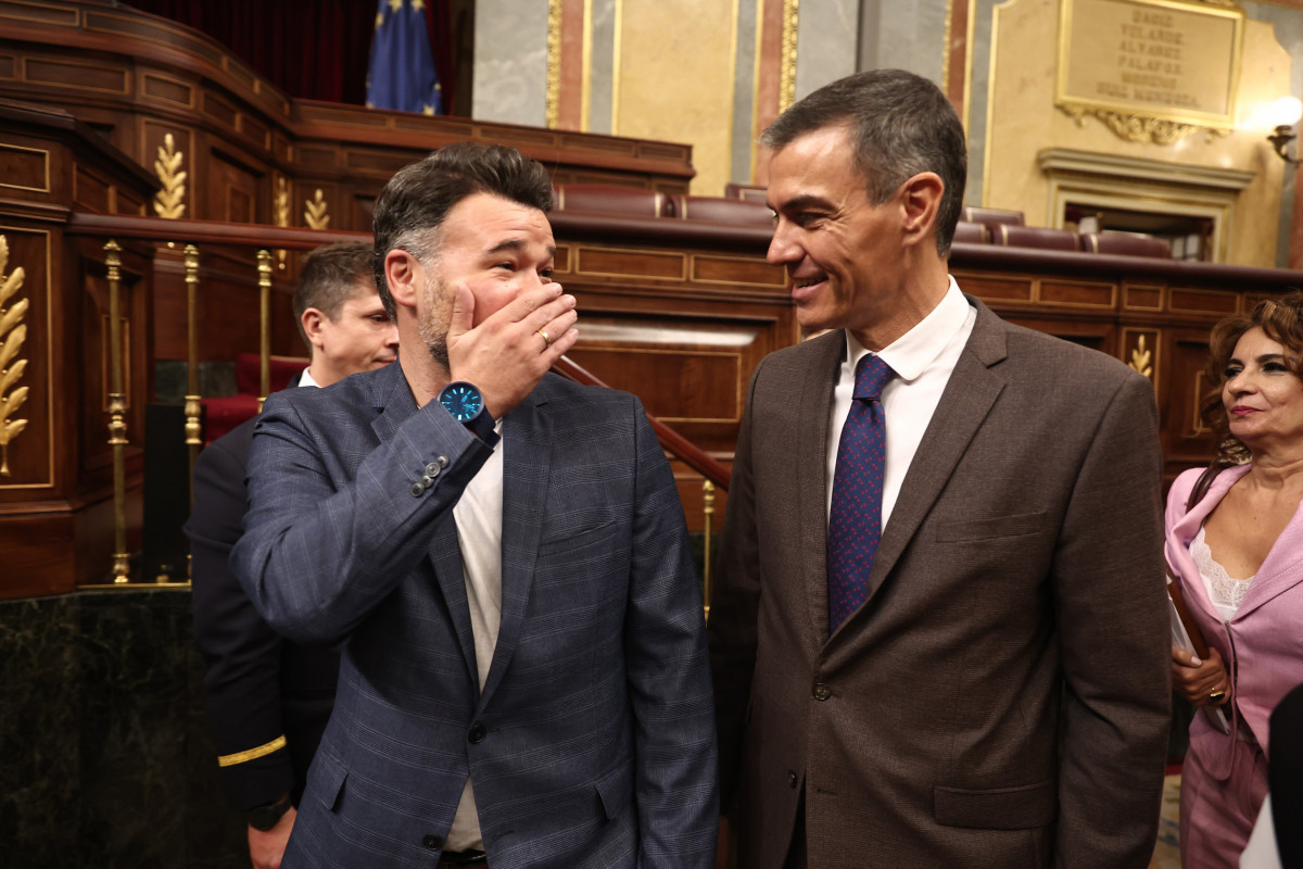 El presidente del Gobierno, Pedro Sánchez (d), y el portavoz de ERC en el Congreso, Gabriel Rufián (i), a su llegada a una sesión de control al Gobierno, en el Congreso de los Diputados, a 22 de oc