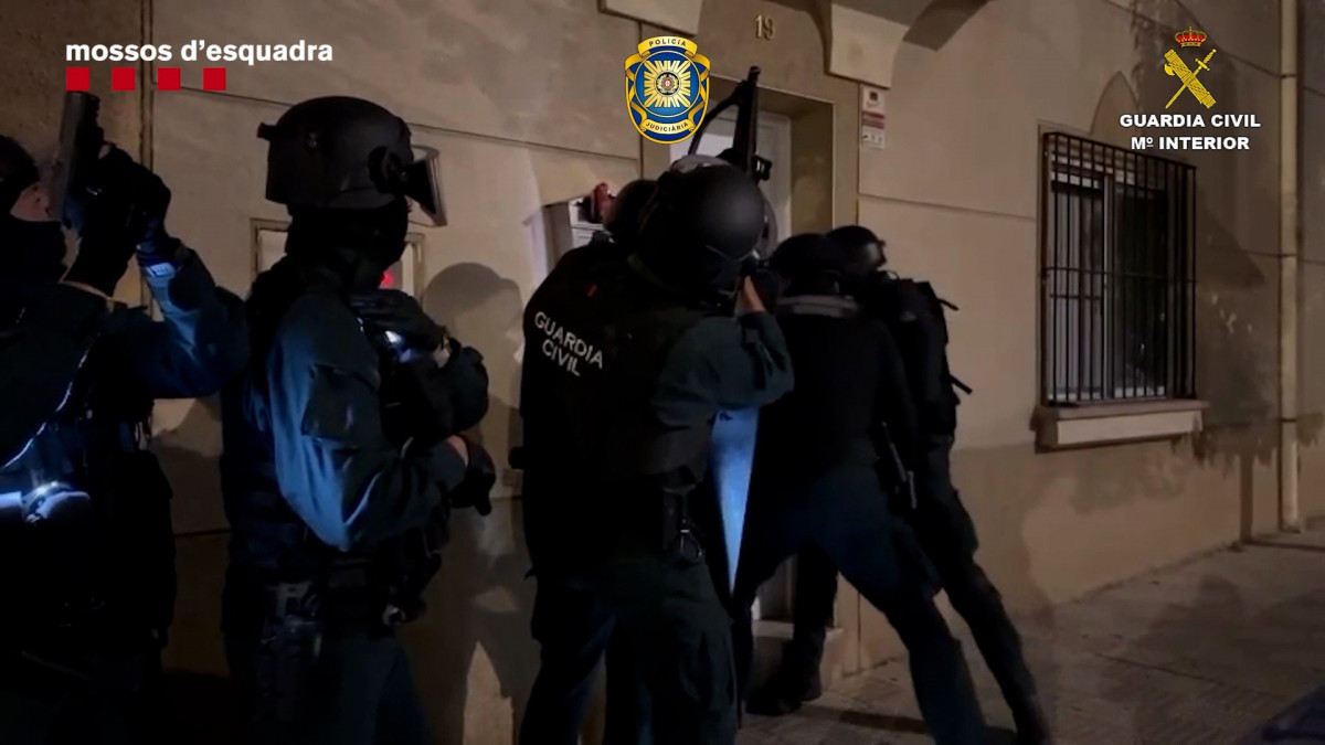 S'ha detingut a tres persones i s'han practicat quatre registres a les províncies de Lleida, Navarra, Guipúscoa i a la regió de Faro (Portugal).