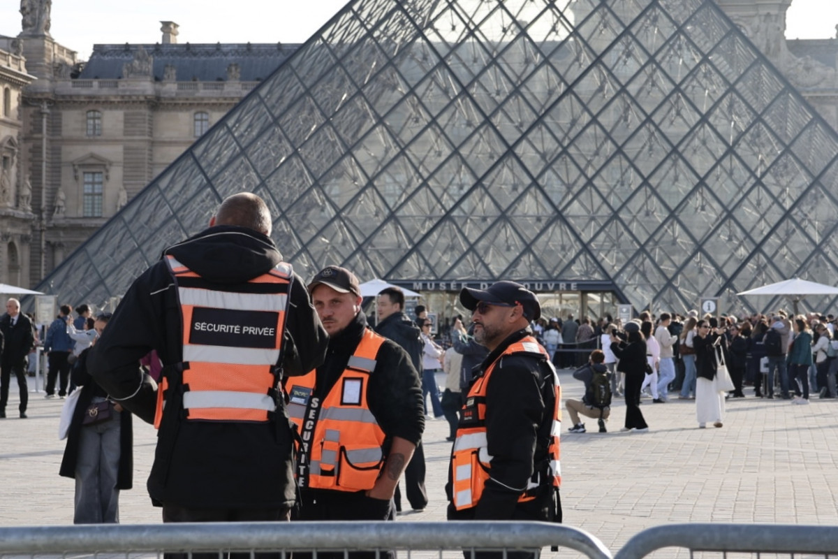 EuropaPress 7056702 paris oct 22 2025    security personnel patrol outside the louvre museum in