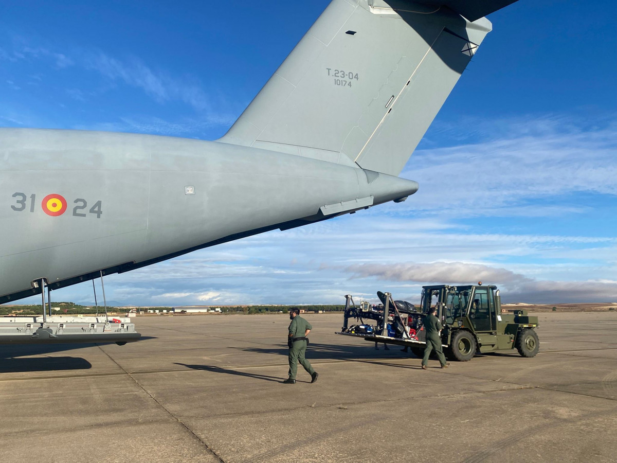 Efectivos del Ejército del Aire preparan uno de los aviones medicalizados que viaja hacia Jordania antes del despegue en Torrejón de Ardoz (Madrid).