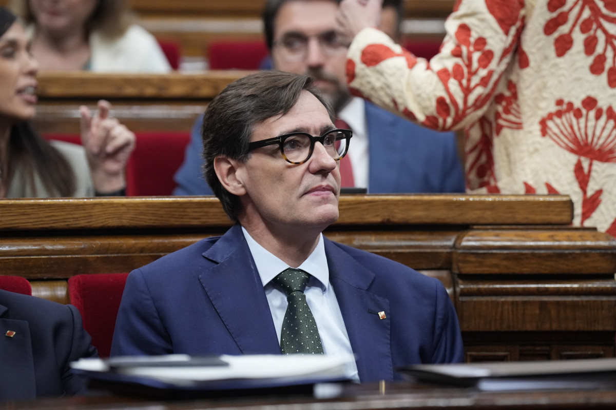El president de la Generalitat, Salvador Illa, durante un pleno en el Parlament de Catalunya, a 22 de octubre de 2025, en Barcelona, Catalunya (España). El pleno del Parlament de ese miércoles y jue