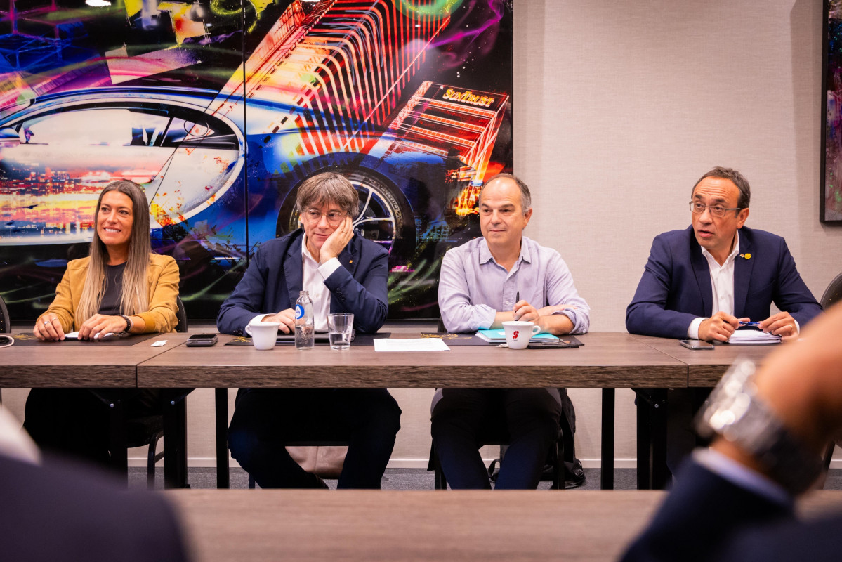 EuropaPress 6931066 expresidente generalitat lider junts carles puigdemont junto secretario