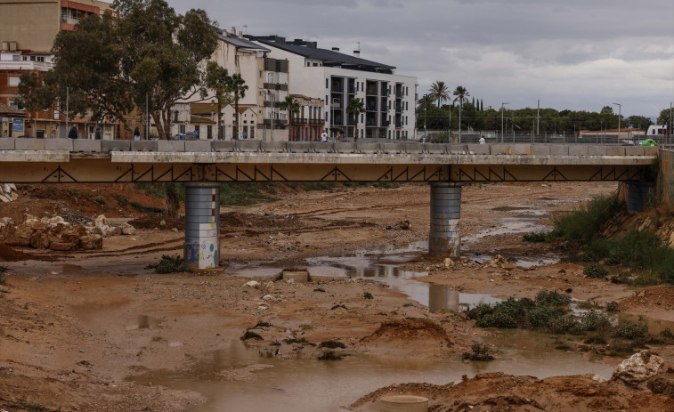La fachada del Ayuntamiento de Paiporta aparece cubierta de barro y carteles un año después de la DANA
