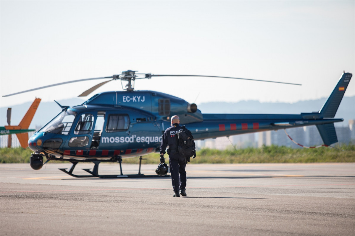 EuropaPress 2786483 agente mossos desquadra dirige helicoptero aerodromo sabadell comenzar