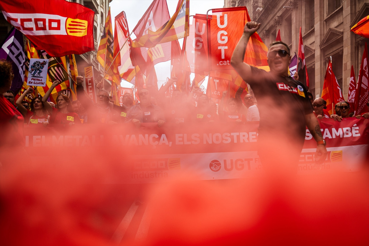 EuropaPress 7066378 decenas personas manifestacion sector metal 30 octubre 2025 barcelona