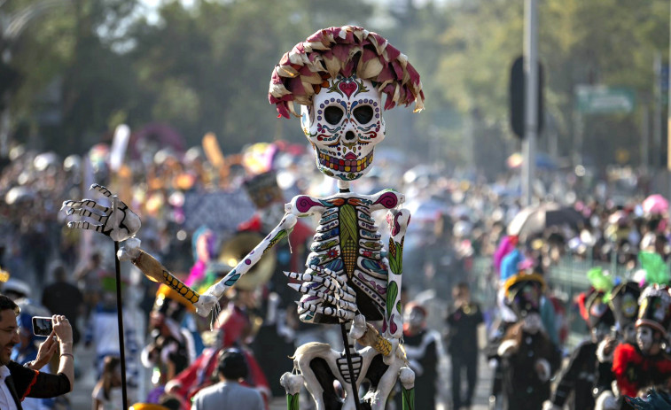 Desfile de catrinas mexicanas : la celebración del Día de los Muertos llega a Barcelona