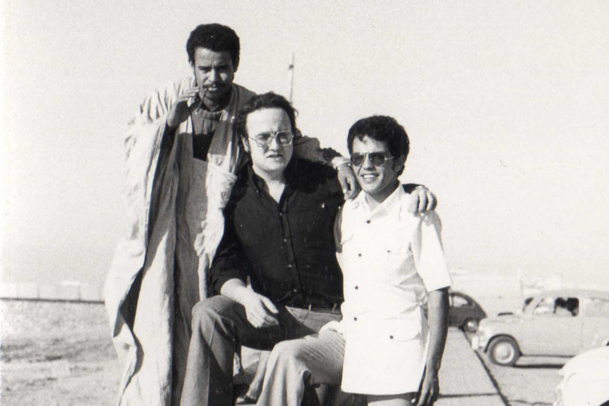 Ali Mahmud, primero por la derecha, en 1972 en Fuam el Uad, provincia de Sáhara