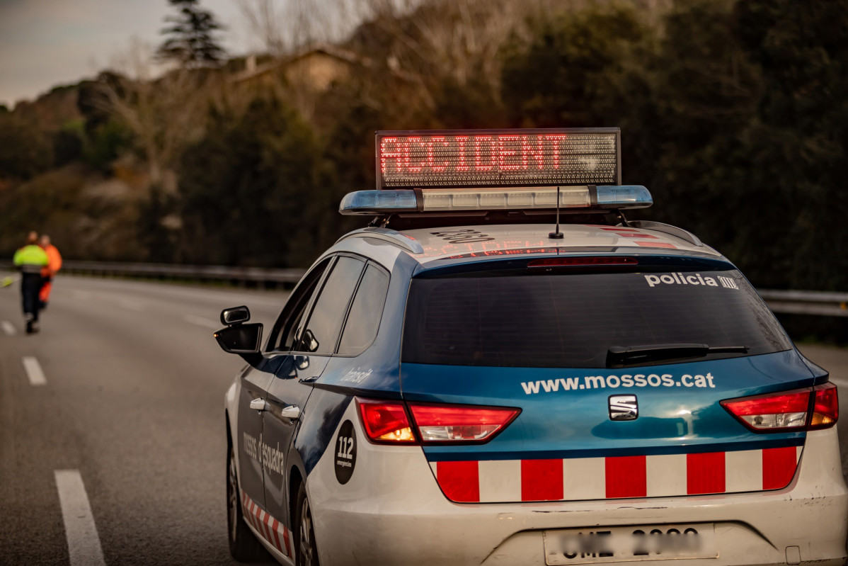 Archivo - Un coche de los Mossos d'Esquadra indica un accidente