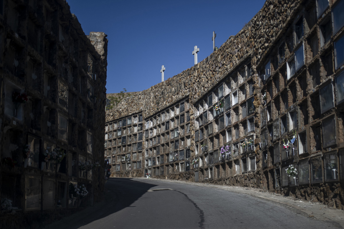 Archivo - Vista de un conjunto de nichos en el cementerio de Montjuïc con motivo del Día de Todos los Santos , a 1 de noviembre de 2022, en Barcelona, Cataluña (España).