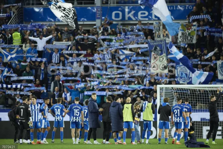 El Alavés derrota al Espanyol 2-1 y frena su racha tras una actuación polémica en el Mendizorroza
